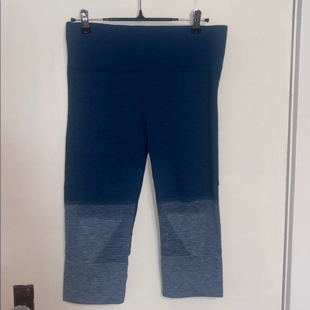 Lululemon seemlessly street crops size 8